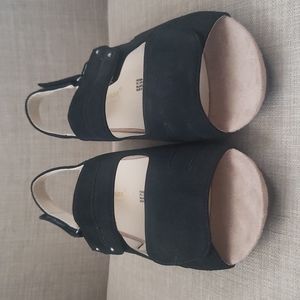 Never worn! Wide sandal